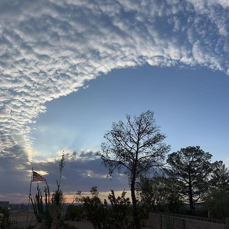 Hole In The Wall Getaway - Usa Mexico Border Bed And Breakfast コロンバス  エクステリア 写真