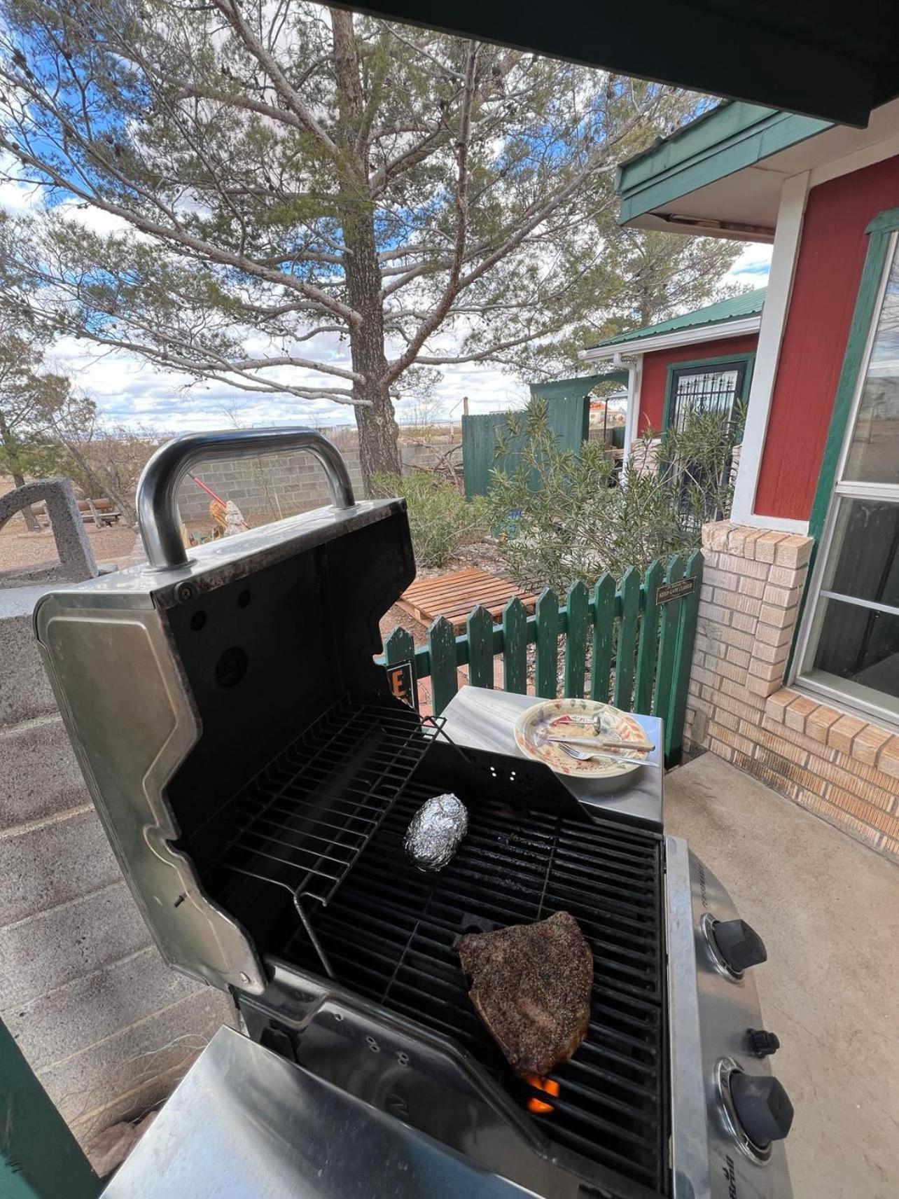 Hole In The Wall Getaway - Usa Mexico Border Bed And Breakfast コロンバス  エクステリア 写真
